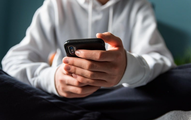Social Media Algorithms Warp How Individuals Discover from Every Other